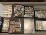 plusieurs types de timbres différents sur une table