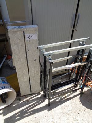 un tas de matériaux de construction empilés devant un immeuble