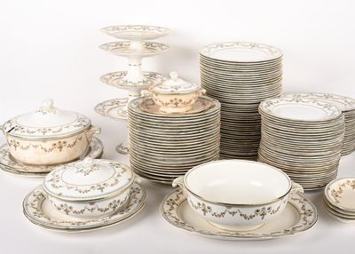 beaucoup d'assiettes, de tasses et de soucoupes sur la table