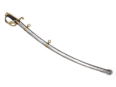 une épée argentée et dorée sur fond blanc