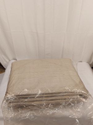 les draps sont emballés dans du plastique et prêts à être mis sur le lit