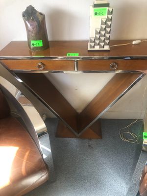 deux chaises et une table sur laquelle se trouve un téléphone