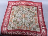 une image représentant une nappe rouge et blanche à motifs floraux