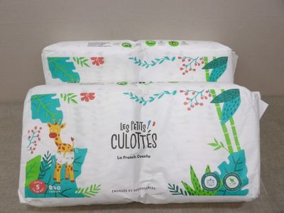 deux paquets de couches pour bébé empilés l'un sur l'autre