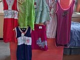 une présentation de vêtements suspendus à un portant dans une pièce