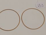 une paire de boucles d'oreilles en or sur fond blanc