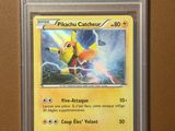 un gros plan d'une carte Pokémon accrochée au mur