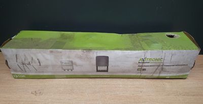 une boîte posée sur une table