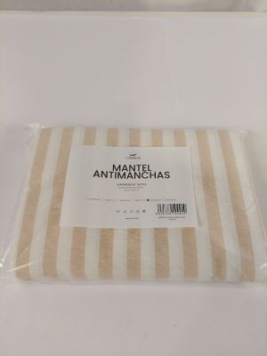des serviettes en papier rayées de beige et de blanc sur une table blanche