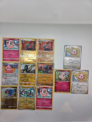 Il y a beaucoup de cartes Pokémon accrochées au mur dans cette pièce.