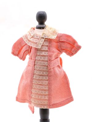 robe rose en tricot posée sur un mannequin, sur fond blanc
