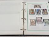 un gros plan d'un livre orné de timbres, posé sur un lit