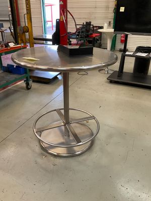 une photo d'une table dans un magasin, avec une télévision accrochée au mur