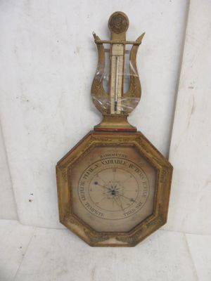 une horloge accrochée au mur de la pièce