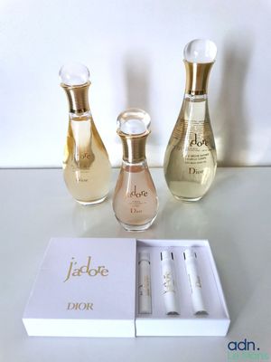 trois flacons de parfum posés les uns à côté des autres sur une table