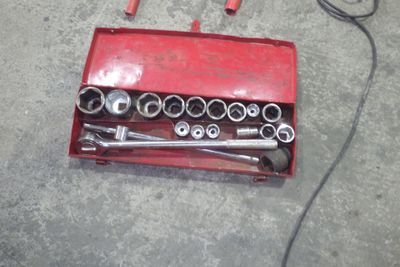 une boîte à outils rouge contenant tout un tas d'outils
