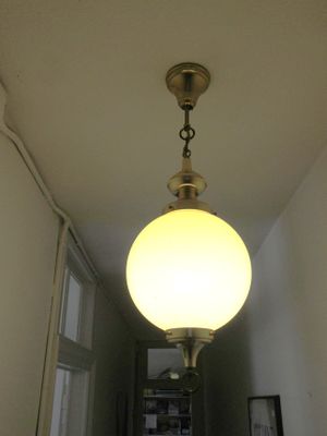 une lampe suspendue au plafond dans le couloir