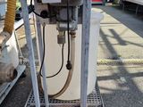 une machine qui se trouve au milieu d'un bâtiment