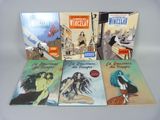 plusieurs livres sont empilés sur une table