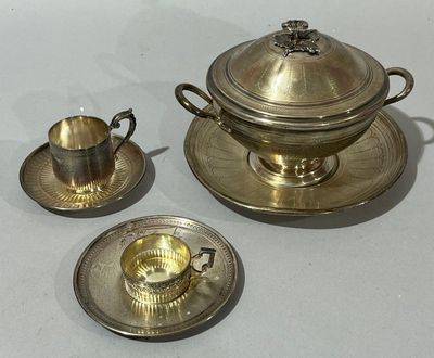 un plateau en argent sur lequel sont posés une tasse et une soucoupe en argent
