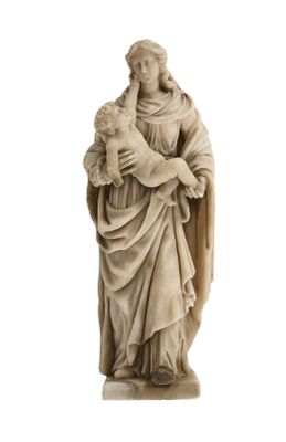 On voit la statue d'une femme tenant un enfant dans ses bras, sur fond blanc.