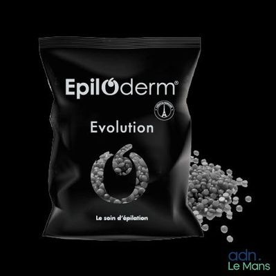 un sachet de perles blanches posé sur un fond noir