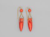 une paire de boucles d'oreilles en corail rouge avec des chaînes en or
