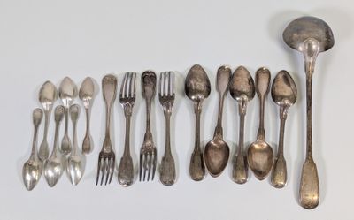 beaucoup de cuillères et de fourchettes en argent sur la table