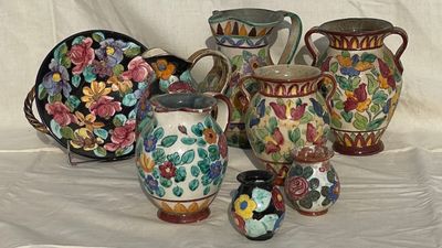 a lot of different vases that are on a table