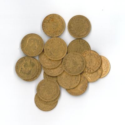 une pile de pièces d'or sur une surface blanche