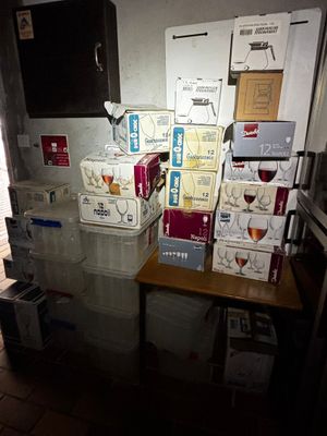plusieurs cartons de vin posés sur une table dans la cuisine