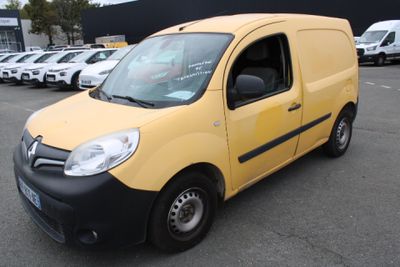 une camionnette jaune et noire garée sur un parking à côté d'autres voitures