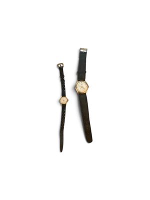 Les deux montres sont posées côte à côte sur une surface blanche.