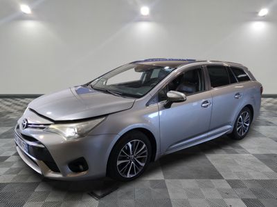 une Toyota Sienna argentée garée dans une pièce au sol à carreaux