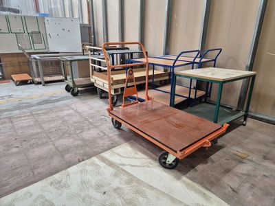 un chariot équipé d'une table, placé au milieu d'une pièce