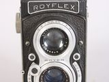 a black and white photo of an old fashioned camera