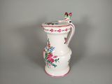 un vase blanc orné d'un motif floral