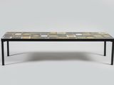 une table noire recouverte de carreaux jaunes et blancs