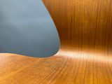 une photo en gros plan d'une chaise en bois dans une pièce