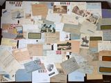 une table sur laquelle sont posées de nombreuses cartes postales anciennes et des enveloppes