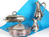 un plat en argent muni d'un couvercle en argent et un plat en argent sur lequel est posé un autre plat en argent