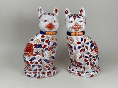 CHINE, XXe. Paire de chats en porcelaine polychrome à décor …