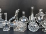 un grand nombre de vases en verre posés sur une table
