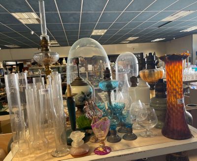 de nombreux vases en verre posés sur une table dans un magasin