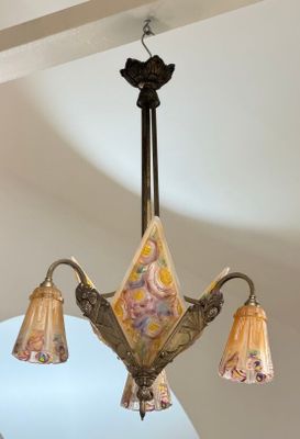 un lustre suspendu au plafond d'une pièce