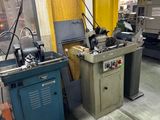 deux machines qui se trouvent ensemble dans une pièce