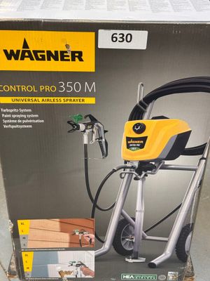 le carton d'une machine posée par terre