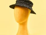 une tête de mannequin coiffée d'un chapeau