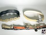 trois types différents de bracelets en cuir posés sur un fond blanc