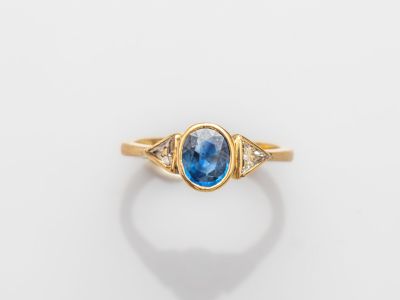 Bague ovale en saphir bleu et diamant